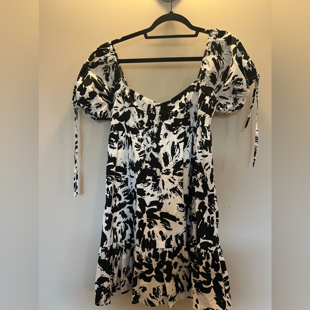 Black and white short beautiful dress!!